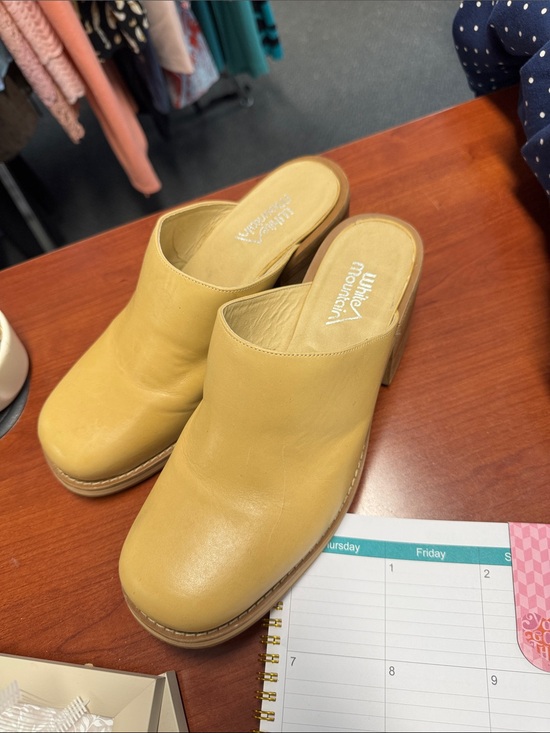 White Mountain Shoes - White mountain clogs size 9 // 052014